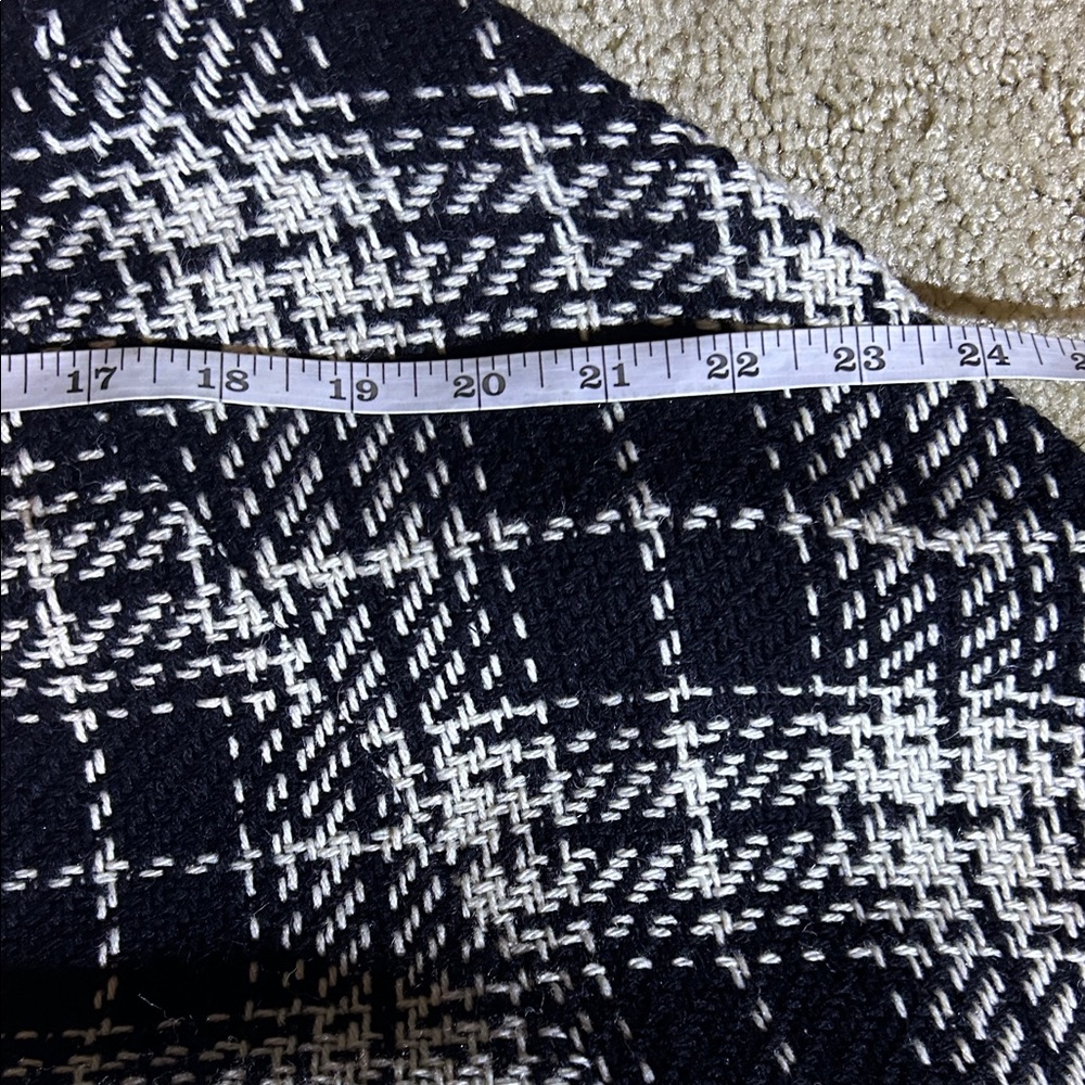 Elegant Black and White Plaid Women's coat great for the weather coming up - Picture 5 of 9
